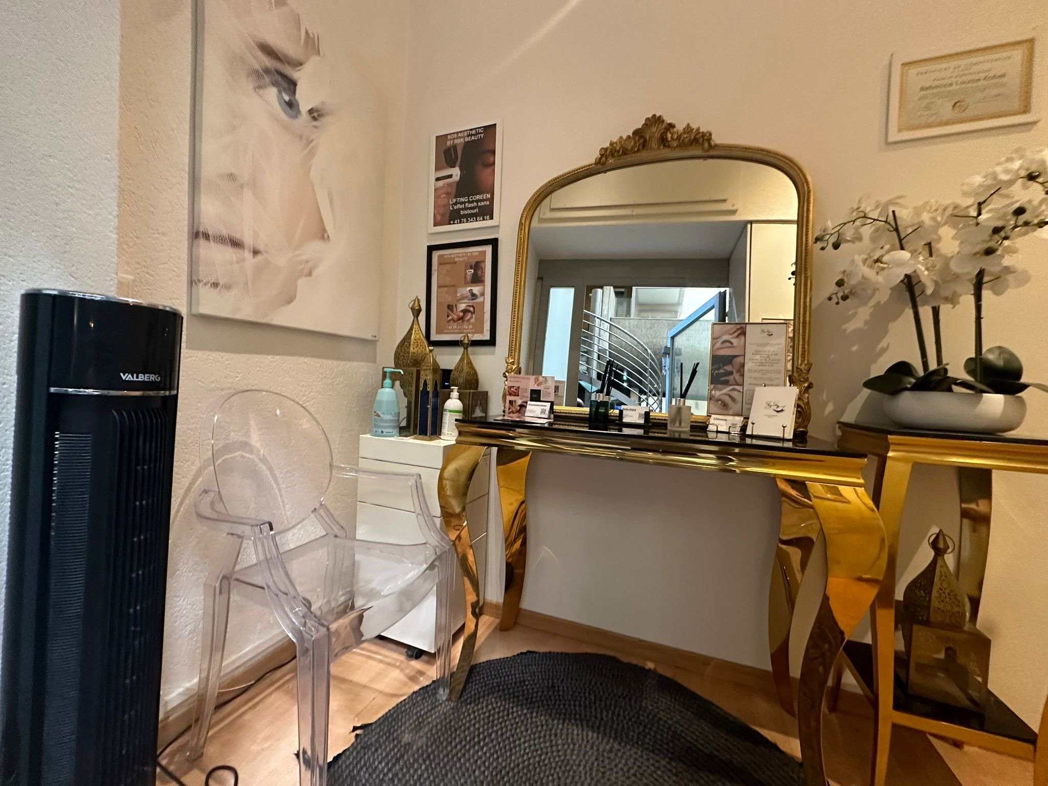 L’accueil du centre, miroir doré et orchidées